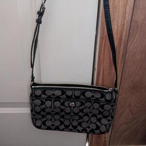 COACH PEYTON BLACK SIGNATURE SWINGPACK with POUCH